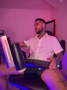 Junihn0 online show from December 16, 2025, 8:19 am