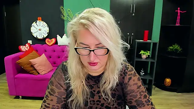 ChristyBrooks online show from November 12, 2025, 6:14 am