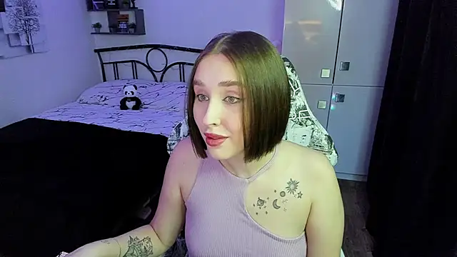 LinaTruly online show from November 24, 2025, 8:52 pm