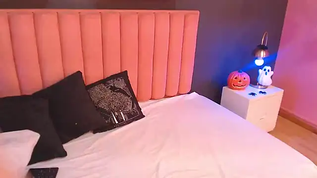 Snapshot of CrystalWoods94 chatting on October 31, 2025, 1:56 pm CrystalWoods94 online show from October 31, 2025, 1:56 pm