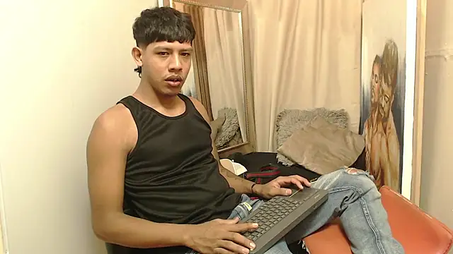 mr stiven  online show from November 12, 2025, 4:46 am