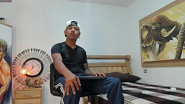mr stiven  online show from May 19, 2026, 3:24 am