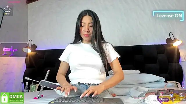 Camila  Gomez online show from November 4, 2025, 12:37 pm