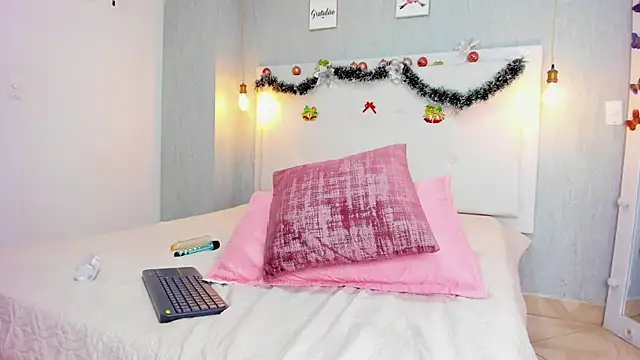 Snapshot of Milaspetite chatting on December 19, 2024, 11:25 pm Milaspetite online show from December 19, 2024, 11:25 pm
