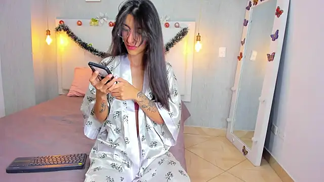 Snapshot of Milaspetite chatting on December 27, 2024, 8:50 pm Milaspetite online show from December 27, 2024, 8:50 pm