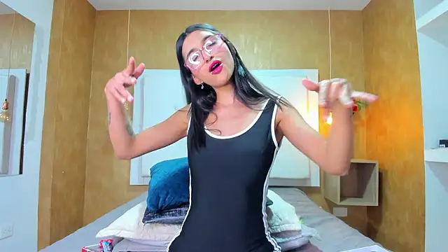 Milaspetite online show from March 13, 2026, 9:54 pm