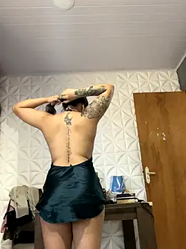 Nicollygriu online show from November 30, 2025, 1:04 pm