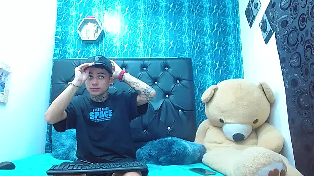 Snapshot of exotic_hot_couple chatting on March 18, 2025, 2:15 am exotic hot couple online show from March 18, 2025, 2:15 am