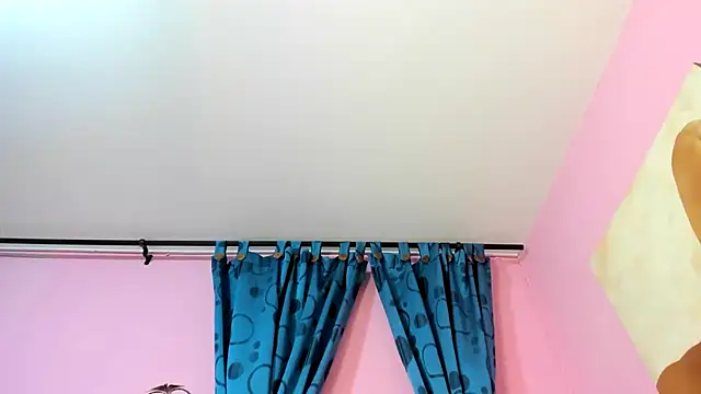 miss--flora online show from November 26, 2025, 2:07 pm