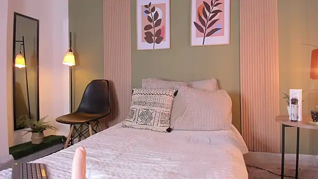 bella arias online show from December 21, 2024, 12:42 am