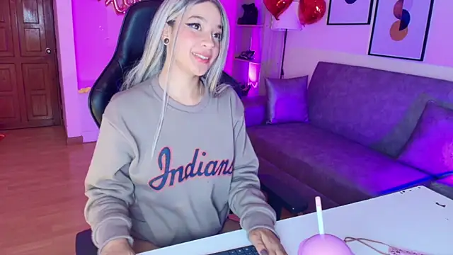 EmmaJhonnsson online show from February 4, 2025, 4:05 am