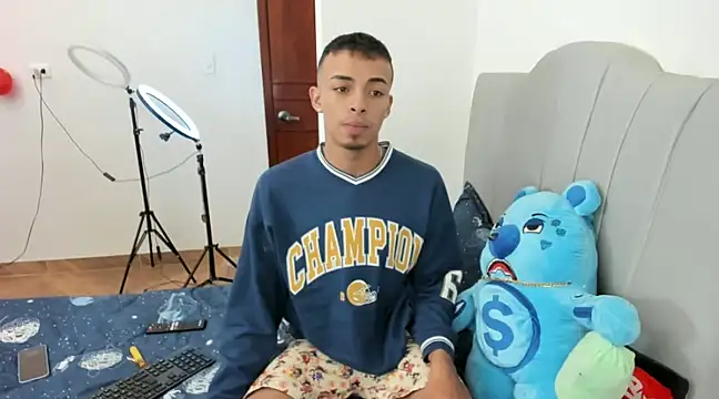 Snapshot of twink_latino5 chatting on December 22, 2024, 12:39 am twink latino5 online show from December 22, 2024, 12:39 am