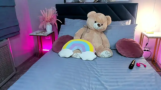 Curvy Dynamite  online show from October 22, 2025, 1:17 am