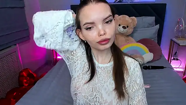 Curvy Dynamite  online show from March 17, 2026, 1:10 am