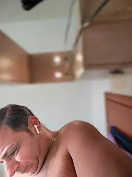 Snapshot of SecretlyDD chatting on February 17, 2026, 9:50 am SecretlyDD online show from February 17, 2026, 9:50 am