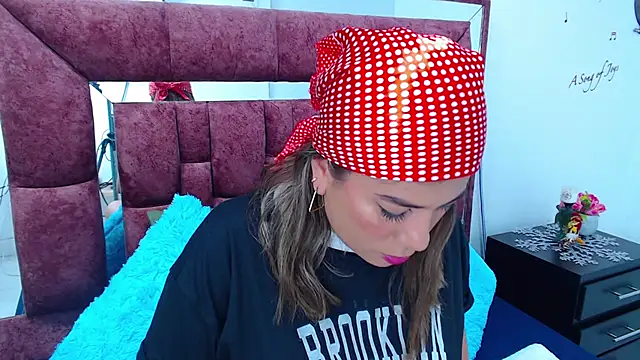 Snapshot of Lutza_Bela chatting on January 3, 2025, 8:11 pm Lutza Bela online show from January 3, 2025, 8:11 pm