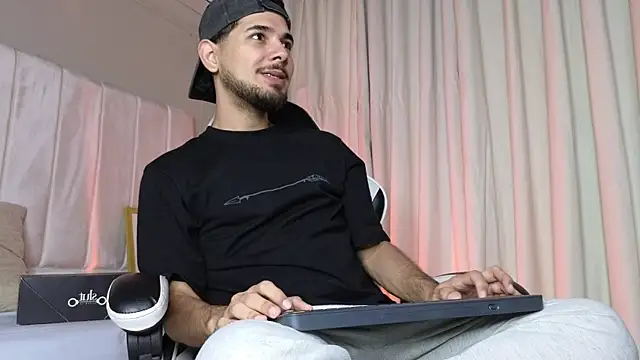 Snapshot of Samir_bear chatting on October 31, 2025, 12:39 pm Samir bear online show from October 31, 2025, 12:39 pm