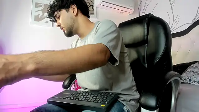 Snapshot of Samir_bear chatting on February 25, 2026, 12:48 pm Samir bear online show from February 25, 2026, 12:48 pm