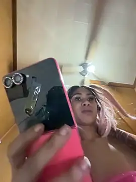 carmelbbyx22 online show from April 1, 2026, 3:53 pm