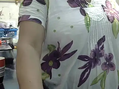 Snapshot of Housewife12 chatting on January 10, 2025, 5:37 am Housewife12 online show from January 10, 2025, 5:37 am