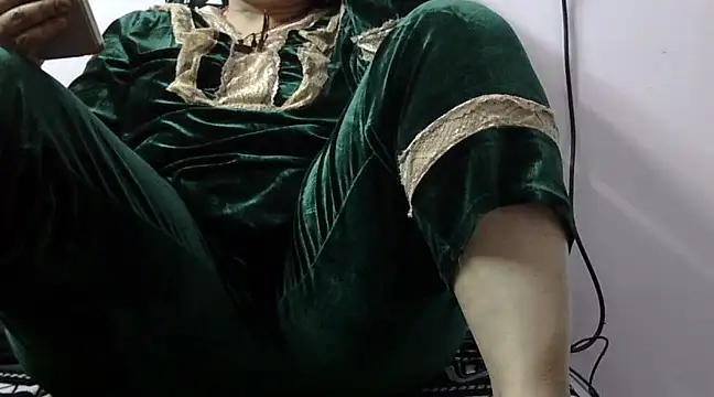 Snapshot of Housewife12 chatting on February 28, 2025, 12:20 pm Housewife12 online show from February 28, 2025, 12:20 pm