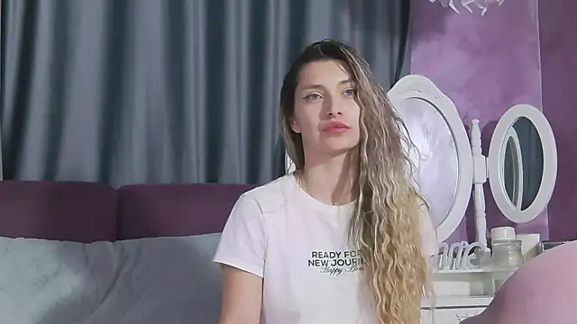 Snapshot of JustEmma chatting on February 5, 2025, 5:20 pm JustEmma online show from February 5, 2025, 5:20 pm