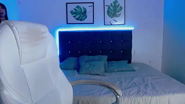 mia collens online show from December 21, 2025, 12:51 am