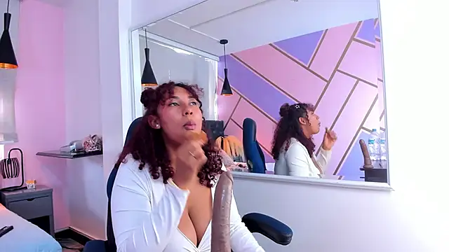 Snapshot of lauraltt chatting on January 2, 2025, 4:02 pm lauraltt online show from January 2, 2025, 4:02 pm