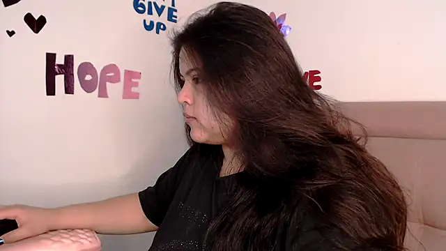 Snapshot of lizzie_c chatting on February 6, 2026, 1:43 am lizzie c online show from February 6, 2026, 1:43 am