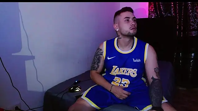 miia-liiam online show from December 4, 2025, 6:44 am