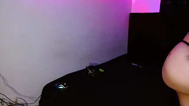 miia-liiam online show from December 23, 2025, 5:27 am