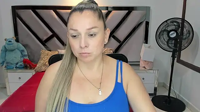 natalia5560 online show from September 14, 2025, 12:37 pm