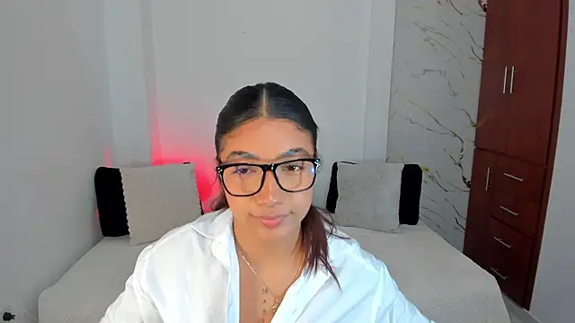 martina roldam online show from May 18, 2026, 3:24 am