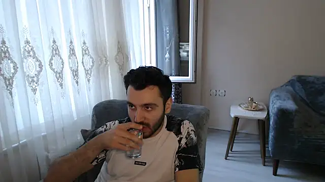 handsomeee04 online show from May 24, 2026, 4:17 am
