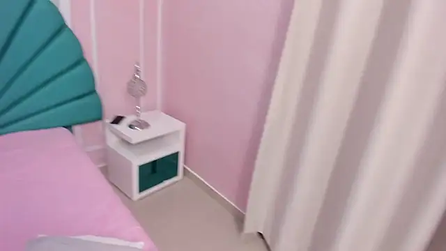 Snapshot of Daphne_Fox_ chatting on January 19, 2025, 6:31 am Daphne Fox online show from January 19, 2025, 6:31 am