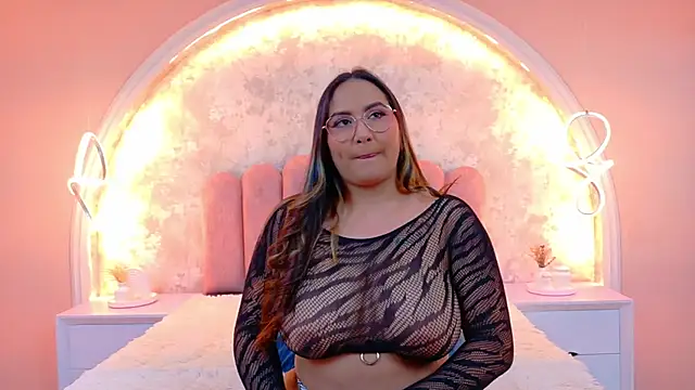 Snapshot of MiaLaurents chatting on November 9, 2025, 4:22 am MiaLaurents online show from November 9, 2025, 4:22 am