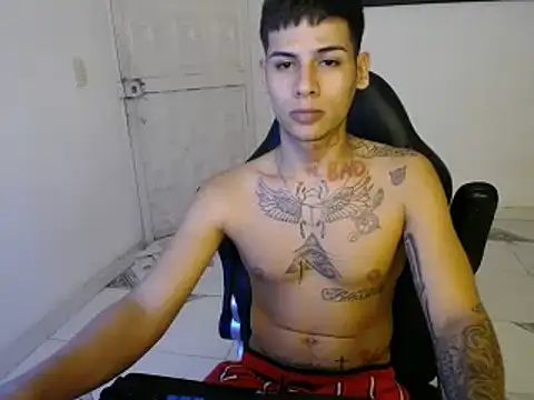 Snapshot of Clyde019 chatting on January 1, 2025, 5:33 am Clyde019 online show from January 1, 2025, 5:33 am