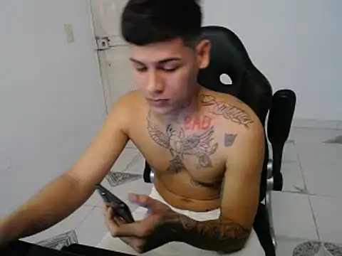 Snapshot of Clyde019 chatting on January 18, 2025, 9:02 pm Clyde019 online show from January 18, 2025, 9:02 pm