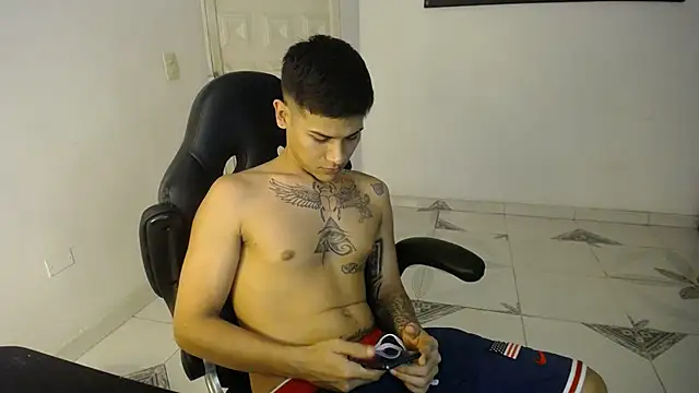 Snapshot of Clyde019 chatting on February 26, 2025, 11:26 pm Clyde019 online show from February 26, 2025, 11:26 pm