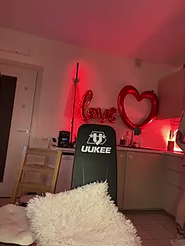 Snapshot of SOFYandMIKE chatting on February 9, 2026, 8:46 pm SOFYandMIKE online show from February 9, 2026, 8:46 pm