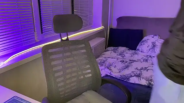 Snapshot of Leonnextdoor chatting on February 2, 2026, 4:38 pm Leonnextdoor online show from February 2, 2026, 4:38 pm