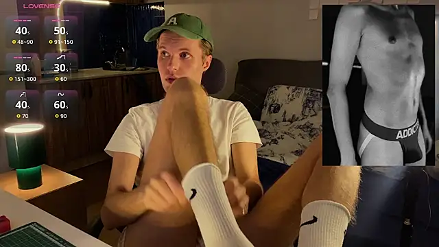 Snapshot of Leonnextdoor chatting on February 14, 2026, 9:22 pm Leonnextdoor online show from February 14, 2026, 9:22 pm