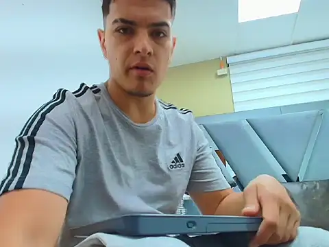 DAVID VICTORIAA online show from April 13, 2026, 1:05 pm