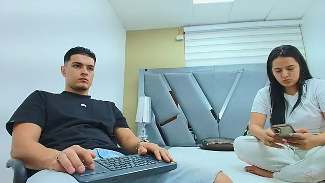 DAVID VICTORIAA online show from April 21, 2026, 1:06 pm