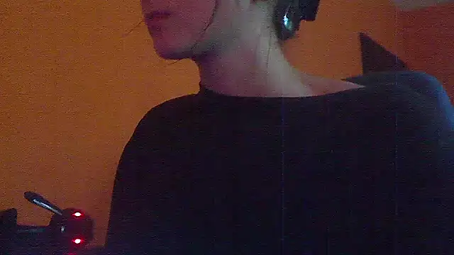 Analitayoung online show from April 27, 2026, 2:15 pm