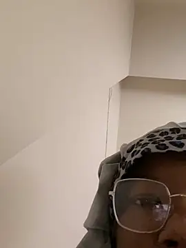 Snapshot of DamnBubbles chatting on January 15, 2025, 4:43 pm DamnBubbles online show from January 15, 2025, 4:43 pm