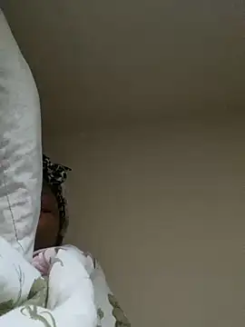 Snapshot of DamnBubbles chatting on February 7, 2025, 12:28 pm DamnBubbles online show from February 7, 2025, 12:28 pm