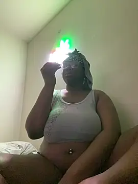 Snapshot of DamnBubbles chatting on February 10, 2026, 3:32 am DamnBubbles online show from February 10, 2026, 3:32 am