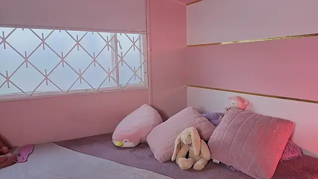 Charlotte  Miller online show from November 14, 2025, 11:53 am