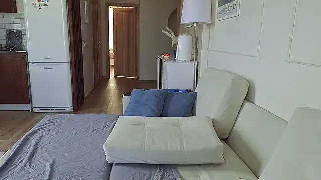 KristineEsme online show from March 26, 2026, 7:36 am